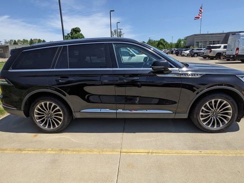 Used 2024 Lincoln Aviator Reserve AWD/4WD image 2