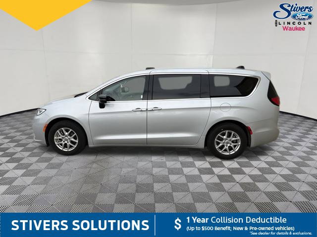 Used 2024 Chrysler Pacifica Touring-L FWD image 11