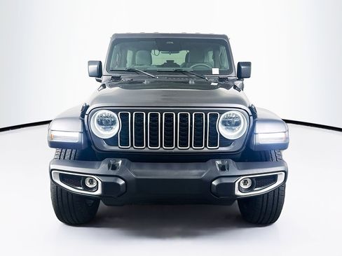 Used 2025 Jeep Wrangler Sahara image 2