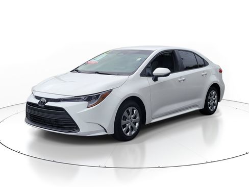 Certified 2025 Toyota Corolla LE image 3