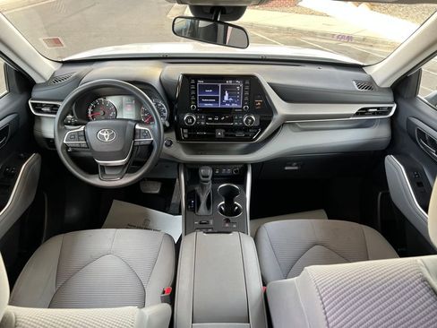 Used 2022 Toyota Highlander L image 11