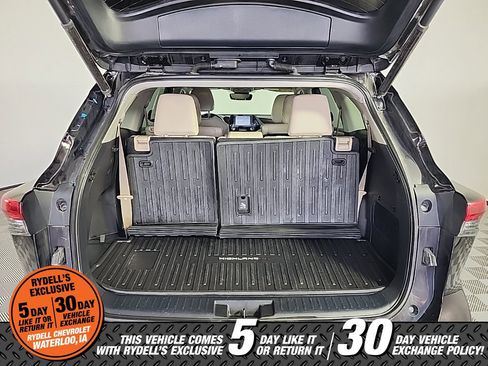 Used 2021 Toyota Highlander XLE image 12