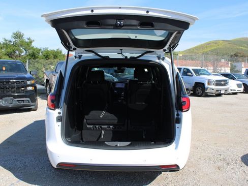 New 2026 Chrysler Pacifica Select image 11