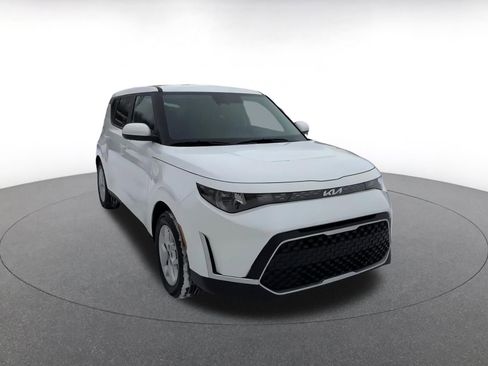 Used 2025 Kia Soul LX w/ LX Technology Package image 3