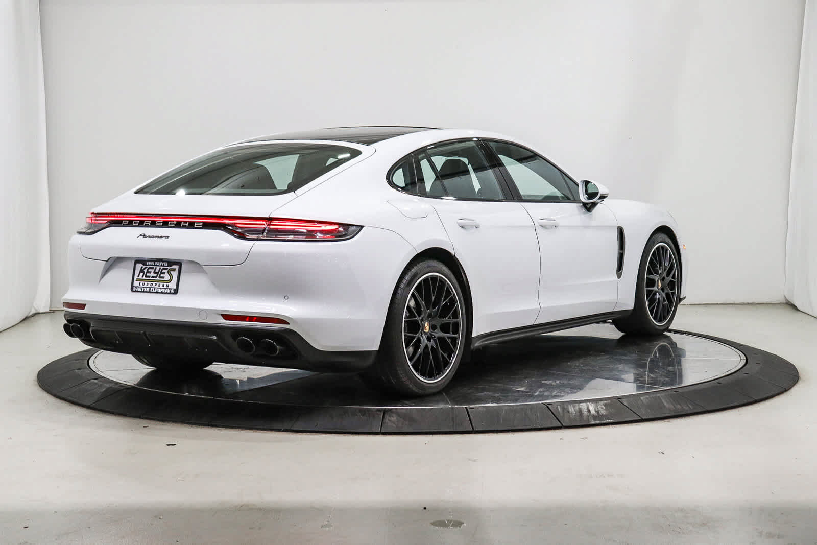 Used 2022 Porsche Panamera RWD image 4