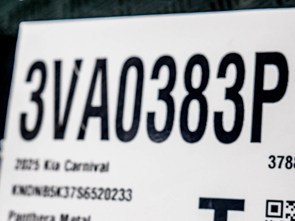 Used 2025 Kia Carnival FWD image 31