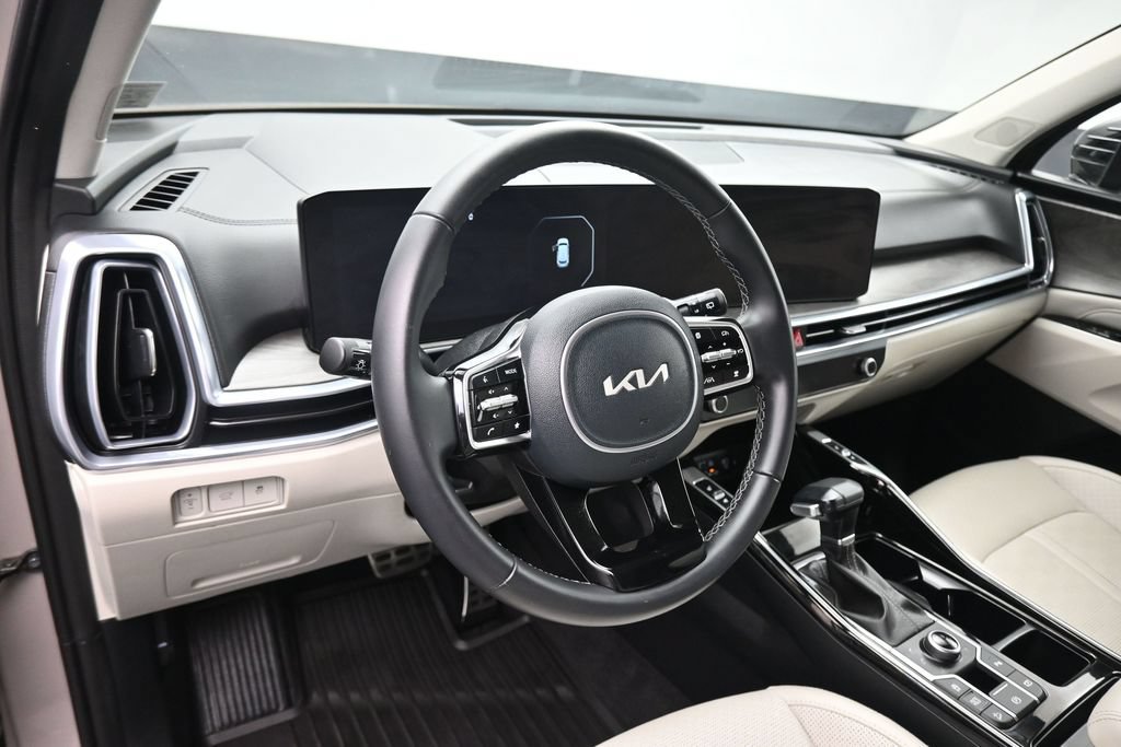 Used 2025 Kia Sorento SX AWD/4WD image 13