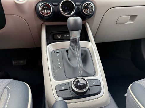 Used 2025 Hyundai Venue Limited image 16