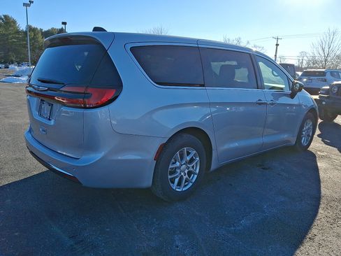 Used 2026 Chrysler Pacifica Select FWD image 3