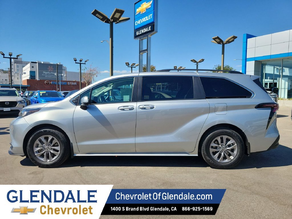 Used 2023 Toyota Sienna LE FWD image 6