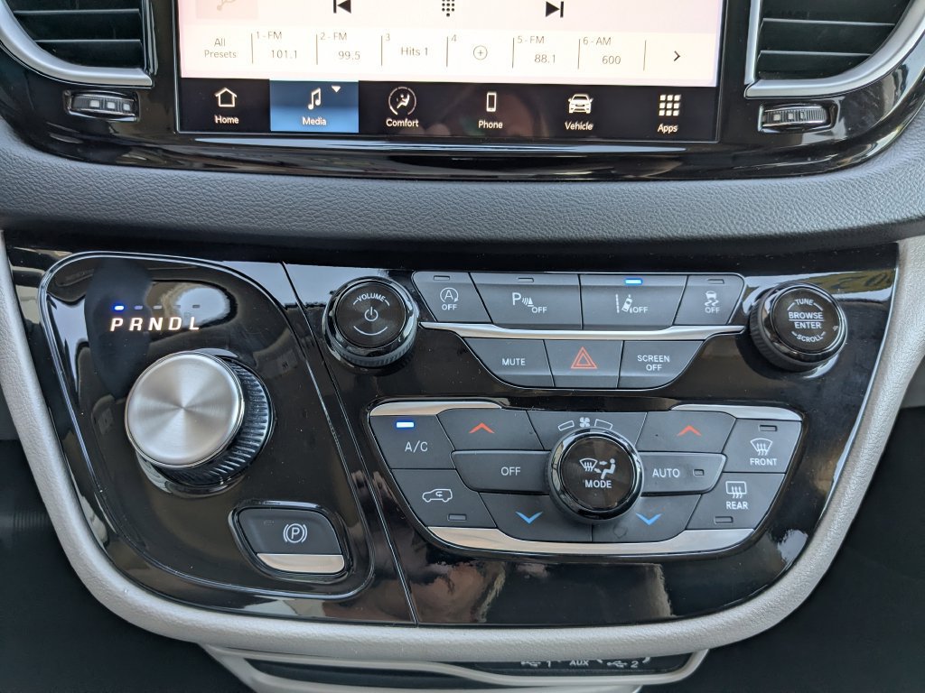 Used 2024 Chrysler Pacifica Touring-L FWD image 14