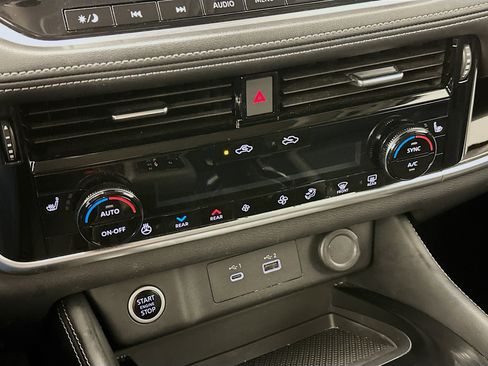 Used 2023 Nissan Rogue SL w/ SL Premium Package image 24