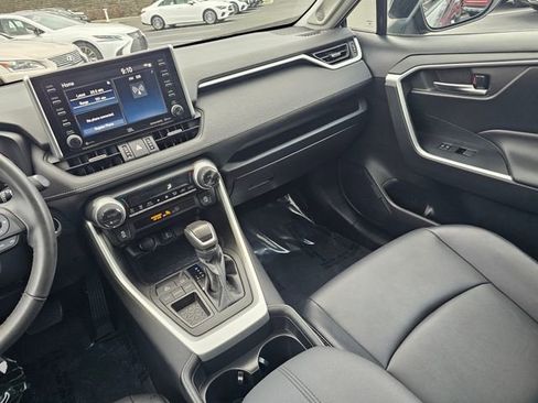 Used 2020 Toyota RAV4 XLE Premium image 31