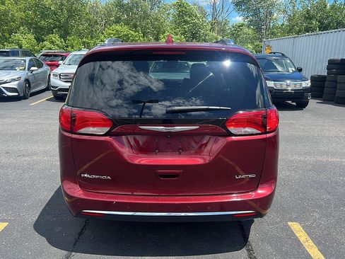 Used 2019 Chrysler Pacifica Limited w/ Advanced Safetytec Group FWD image 3