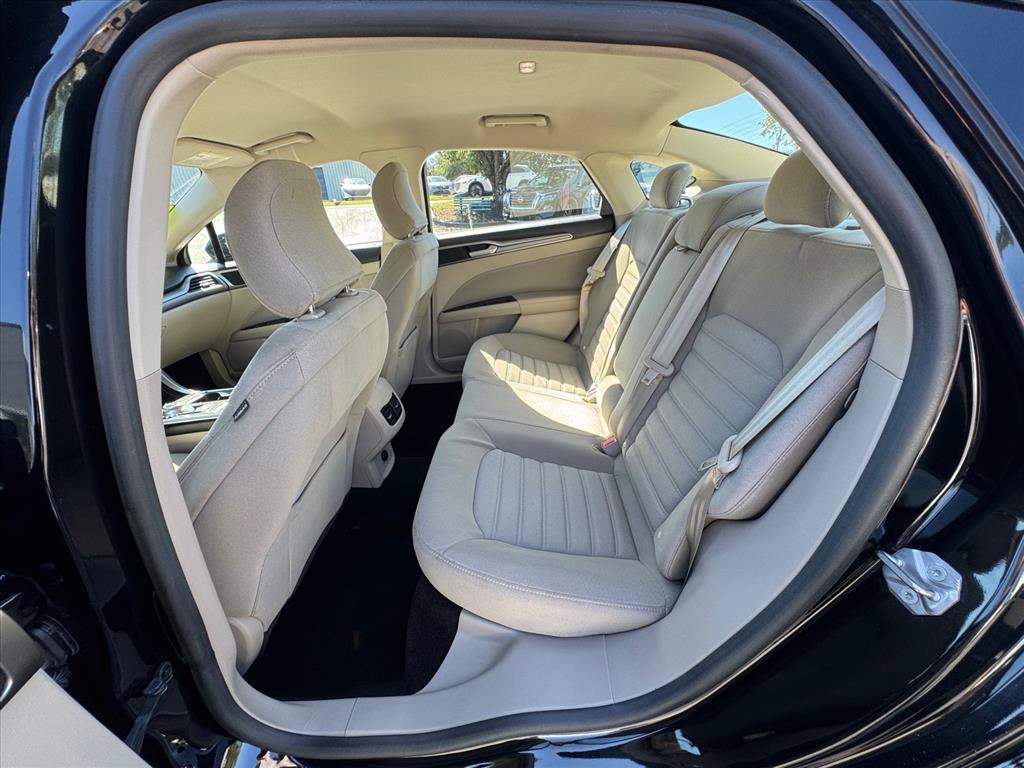 Used 2018 Ford Fusion SE w/ Fusion SE Technology Package FWD image 11