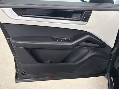 Certified 2025 Porsche Cayenne S AWD/4WD image 22