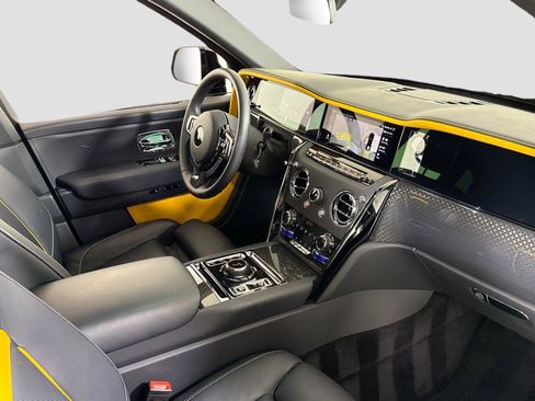 Used 2025 Rolls-Royce Cullinan Black Badge AWD/4WD image 32