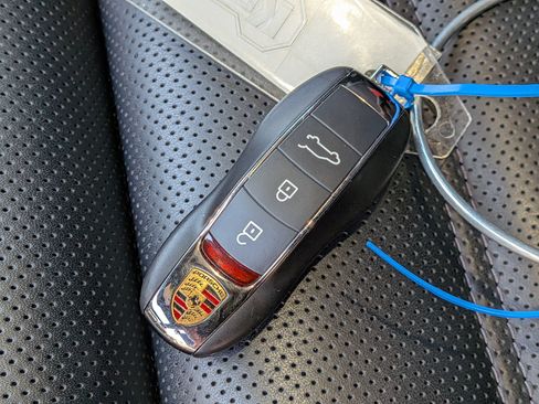 Certified 2025 Porsche Macan Turbo AWD/4WD image 39
