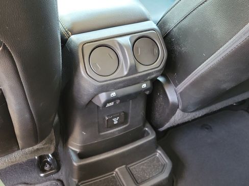 Used 2022 Jeep Wrangler Unlimited Sahara AWD/4WD image 15