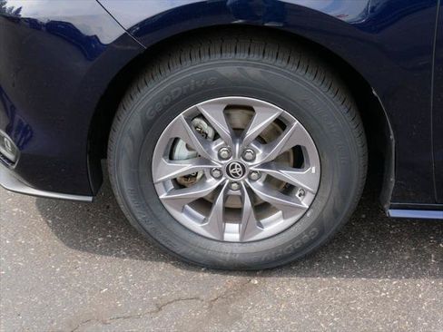 Certified 2025 Toyota Sienna XLE FWD image 6