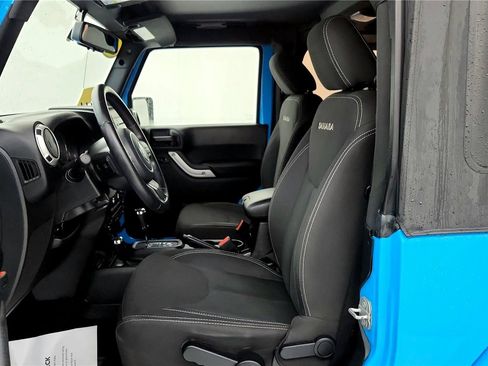 Used 2018 Jeep Wrangler Sahara w/ Connectivity Group image 17