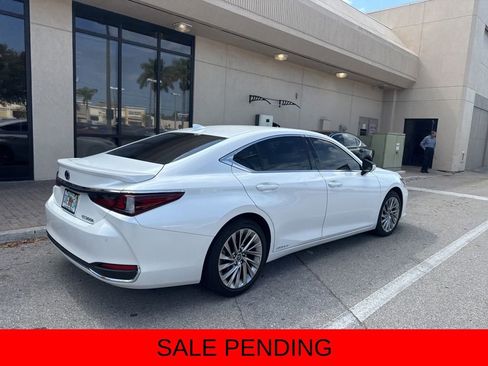 Used 2022 Lexus ES 300h Ultra Luxury w/ Accessory Package image 7