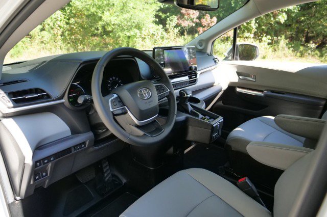 Used 2024 Toyota Sienna XLE w/ XLE Plus Package FWD image 31