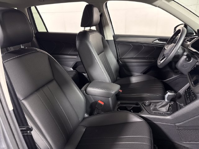 Used 2024 Volkswagen Tiguan SE AWD/4WD image 11