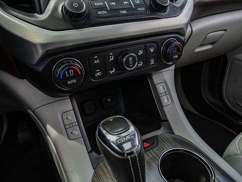 Used 2017 GMC Acadia SLT AWD/4WD image 29