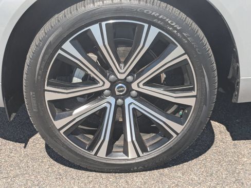 Used 2023 Volvo XC60 B5 Ultimate w/ Climate Package FWD image 10