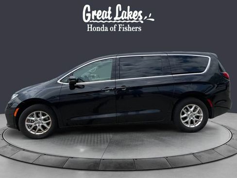 Used 2023 Chrysler Pacifica Touring-L FWD image 3
