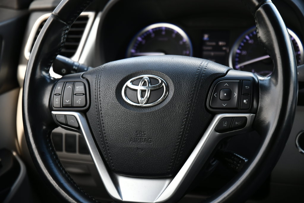 Used 2018 Toyota Highlander XLE AWD/4WD image 23