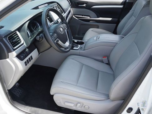 Used 2019 Toyota Highlander XLE FWD image 13