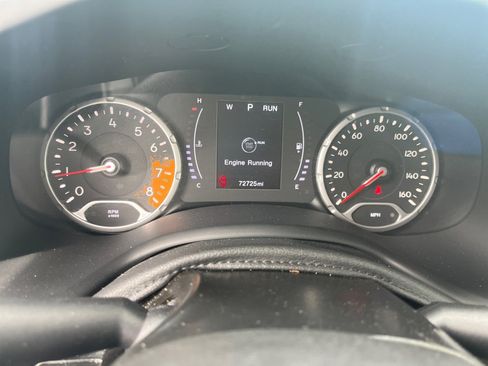 Used 2018 Jeep Renegade Latitude FWD image 14
