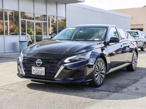 Used 2024 Nissan Altima 2.5 SV FWD image 3