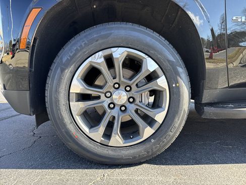 Used 2025 Chevrolet Suburban LT w/ Comfort Package image 13