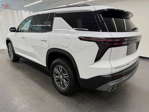Used 2025 Chevrolet Traverse LT w/ Driver Confidence Package image 3