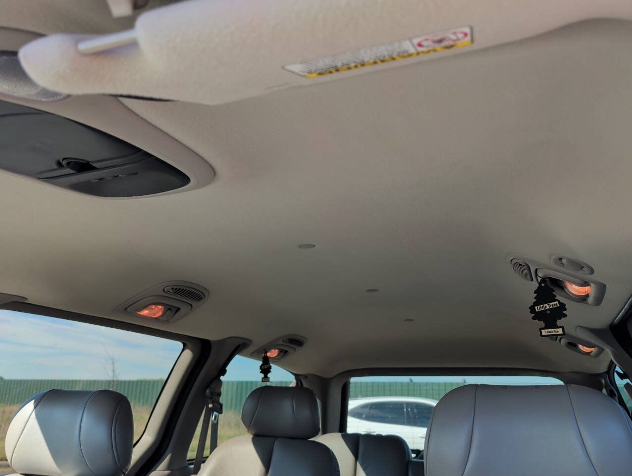 Used 1999 Chrysler Town & Country Limited FWD image 32