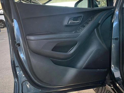 Used 2022 Chevrolet Trax LT w/ LT Convenience Package image 20