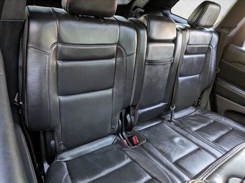 Used 2016 Jeep Grand Cherokee SRT image 18