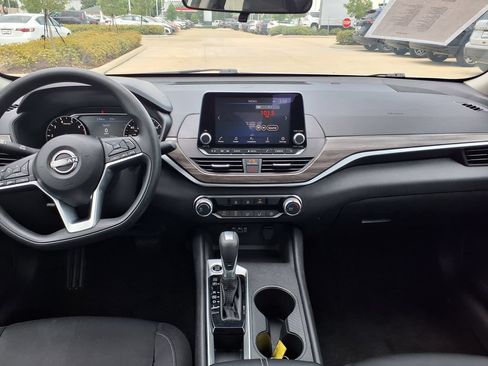 Used 2025 Nissan Altima 2.5 SV FWD image 19