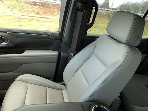 Used 2023 GMC Yukon SLT w/ SLT Premium Package image 22