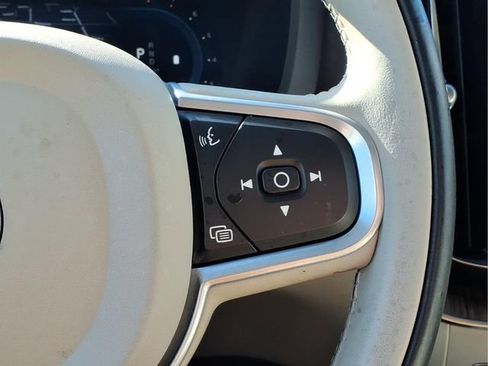 Used 2022 Volvo XC60 B5 Momentum image 16