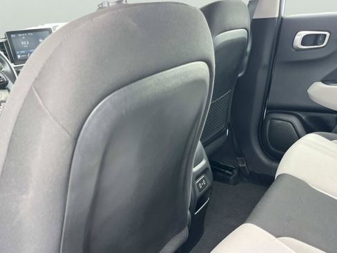 Used 2024 Hyundai Venue SEL FWD image 17