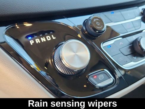 Used 2023 Chrysler Pacifica Touring-L image 25