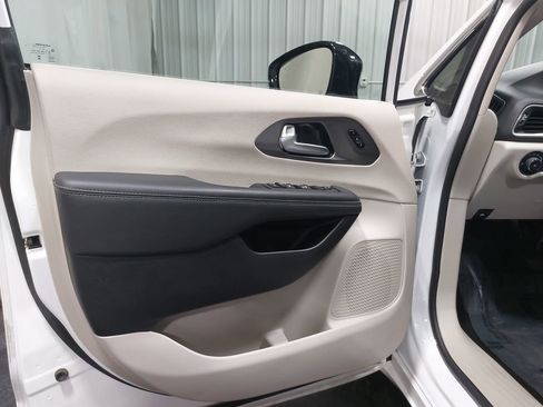 Used 2024 Chrysler Pacifica Touring-L image 27