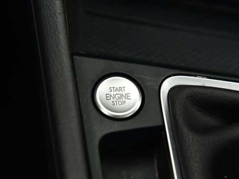 Used 2025 Volkswagen Jetta SE FWD image 17