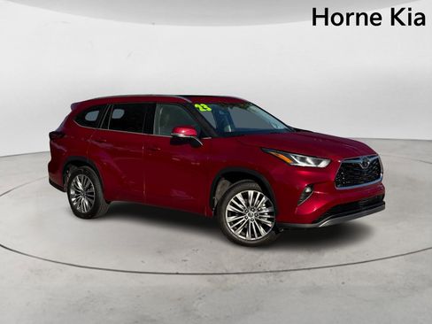 Used 2023 Toyota Highlander Platinum image 2