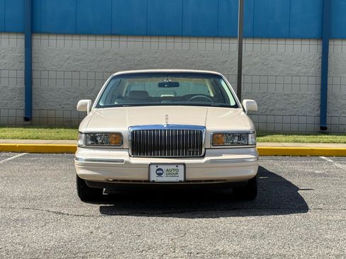 Used 1996 Lincoln Town Car Cartier RWD image 2