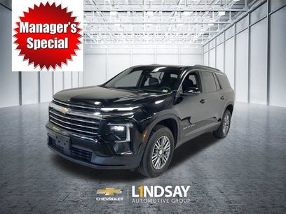 Used 2025 Chevrolet Traverse LT